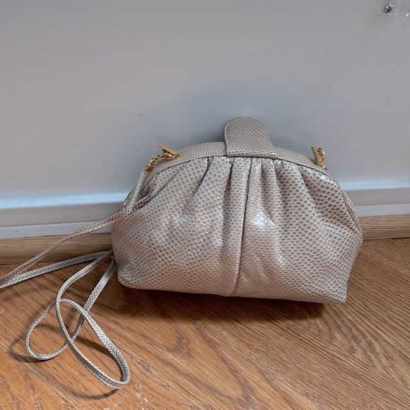 Judith Leiber~VTG~Lizard skin~beige clutch w/detach strap~Excellent condition - Picture 3 of 6